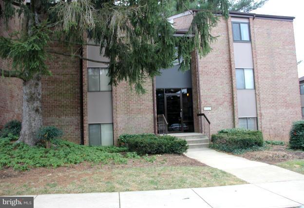 Cozy 1BR/1BA unit with a den/office/extra bedroom. Ceramic tile floors in kitchen with granite counters, maple cabinets, stainless steel appliances,stacked washer/dryer. Spacious family room with lots of natural light and skylight. Walk-in closet with organizer. All utilities are included in rent. Close to main transportation, I-270, stores and restaurants.