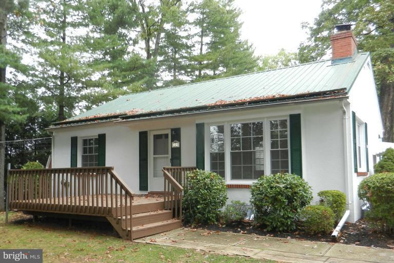 Unique 1 bedroom full size apartment in Owings mills. Private secluded home with Beautiful tree lined property. Outdoor serene setting with deck and views of wooded oasis. This is a unique property. Great for a peaceful Getaway...