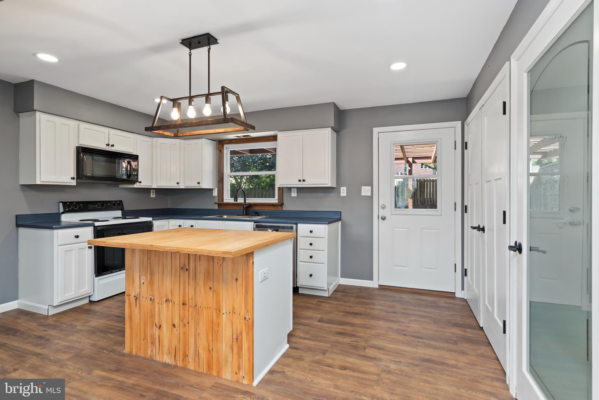 HERITAGE COURT - Residential