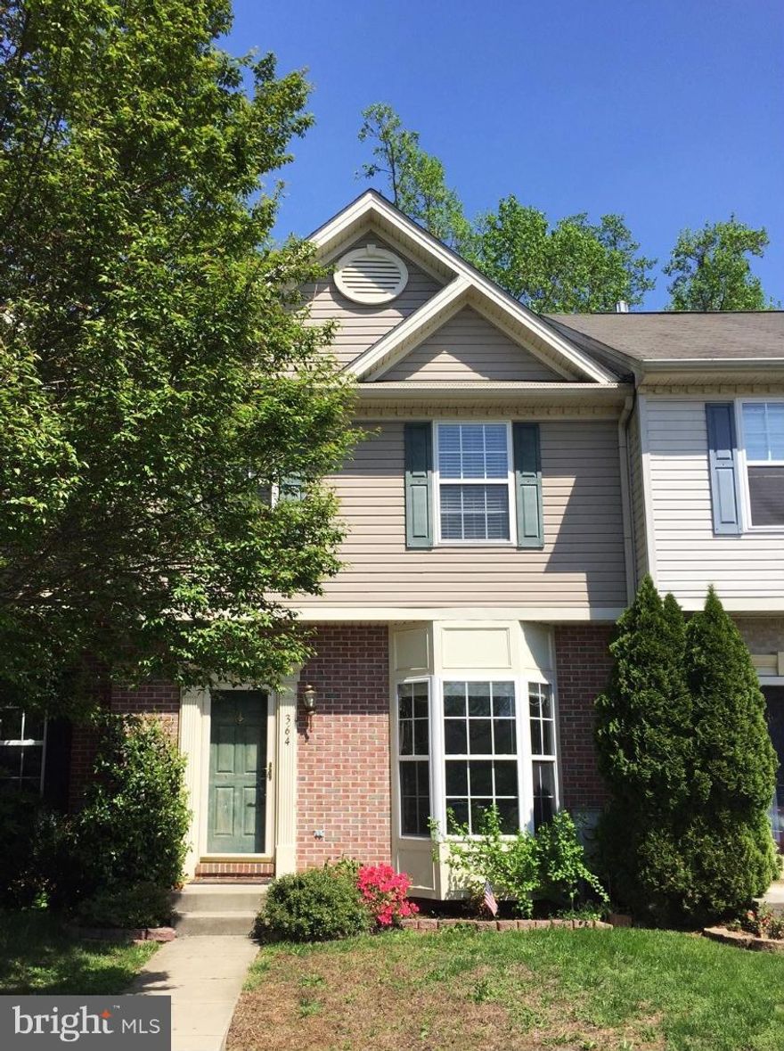 MOVE RIGHT INTO THIS LOVELY 3-LEVEL TOWNHOME! LG LIVRM W/BAY WNDW! OPEN KITCH/DINING RM W/BREAKFAST BAR, LOTS OF CABINETS &ALL APPLS! 1ST FLR FAMILY RM W/SLIDERS TO DECK! GORGEOUS MASTERBATH W/VAULTED CEILING, GARDEN TUB & SEP SHOWER! FINISHED LOWER LEVEL W/CLUBRM, POWDER RM &WALKOUT! WASHER  WORKING BUT "AS IS". IMMEDIATE OCCUPANCY. ** MUST USE CB APPL ("DOCUMENTS") &LEASE **