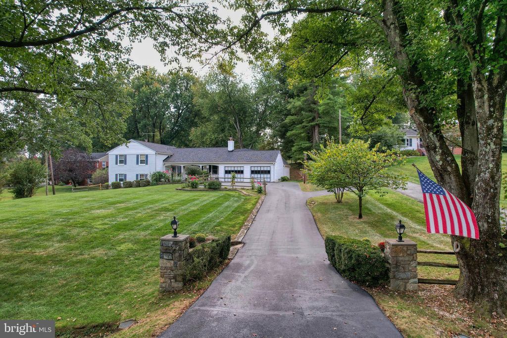 Photo of 13300 Wye Oak Drive, GAITHERSBURG, MD 20878 (MLS # MDMC2200264)