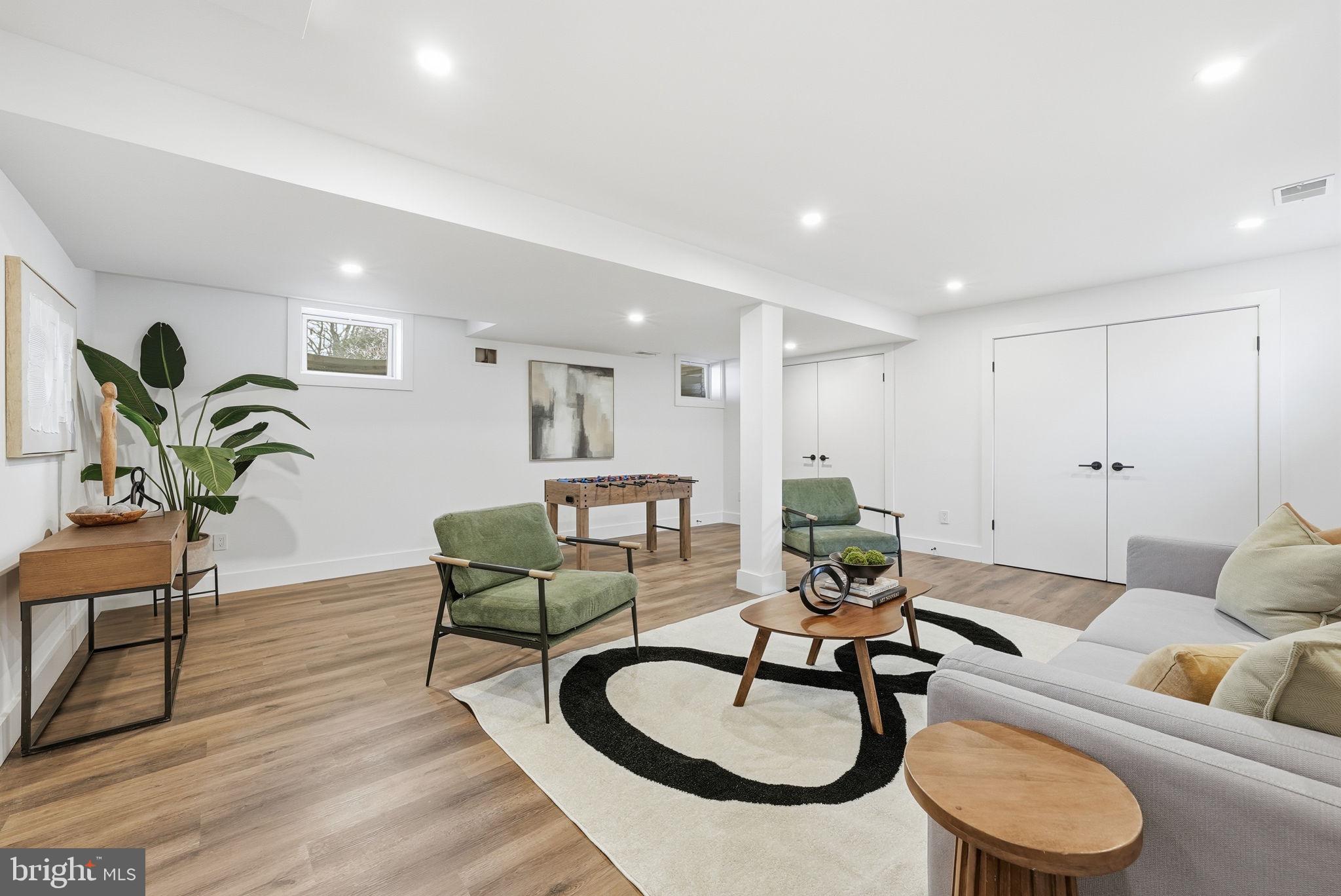 LAKE BARCROFT - Residential