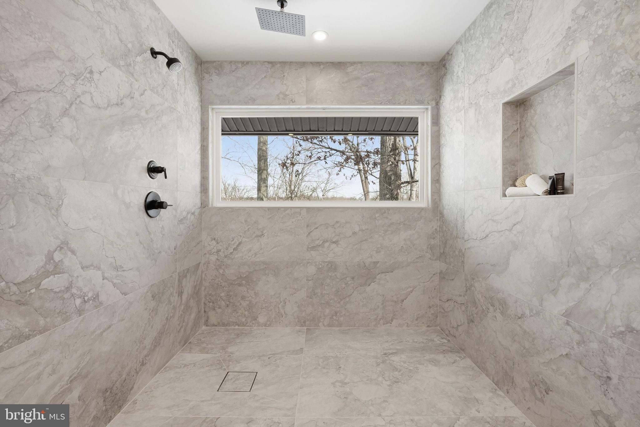 LAKE BARCROFT - Residential