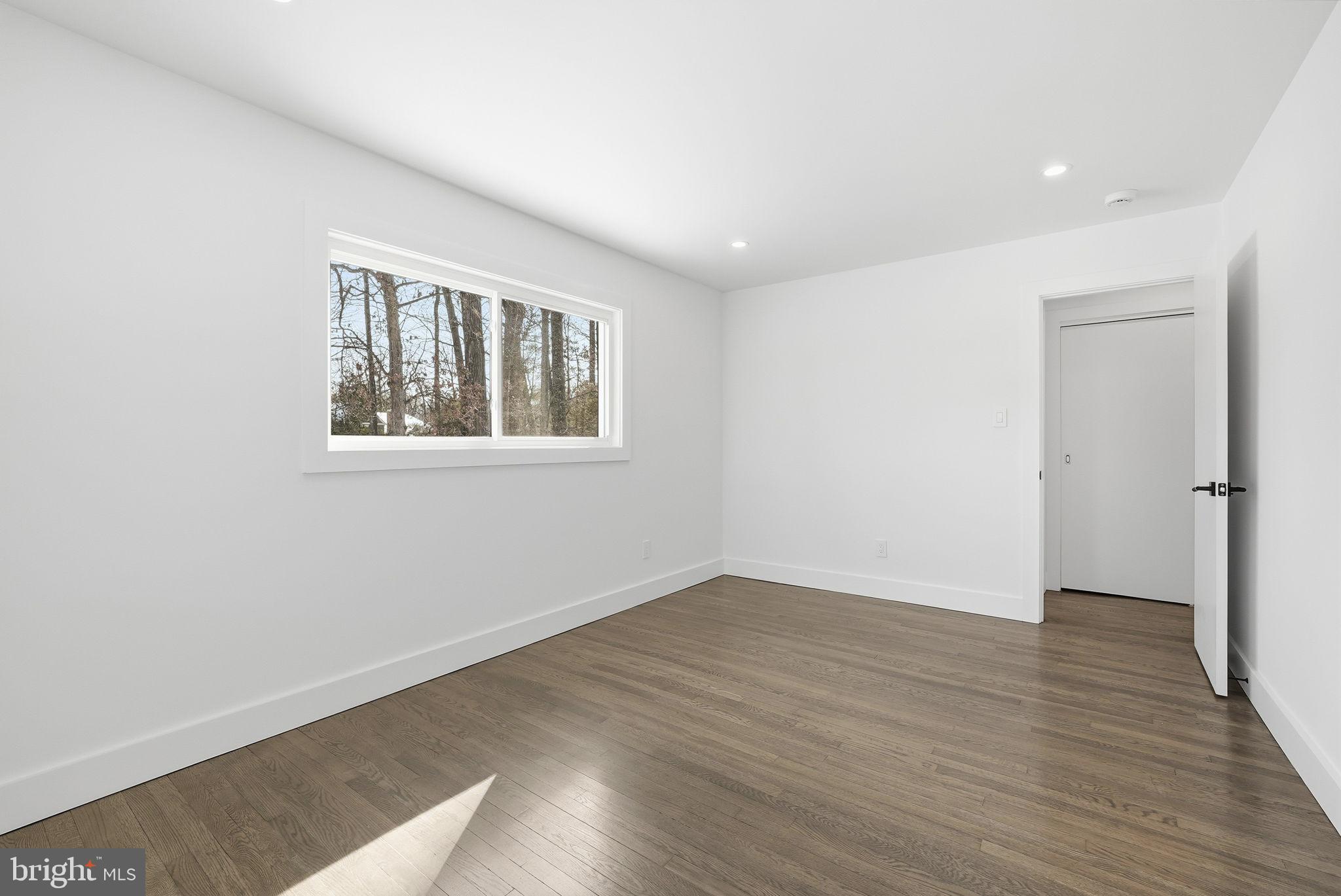 LAKE BARCROFT - Residential