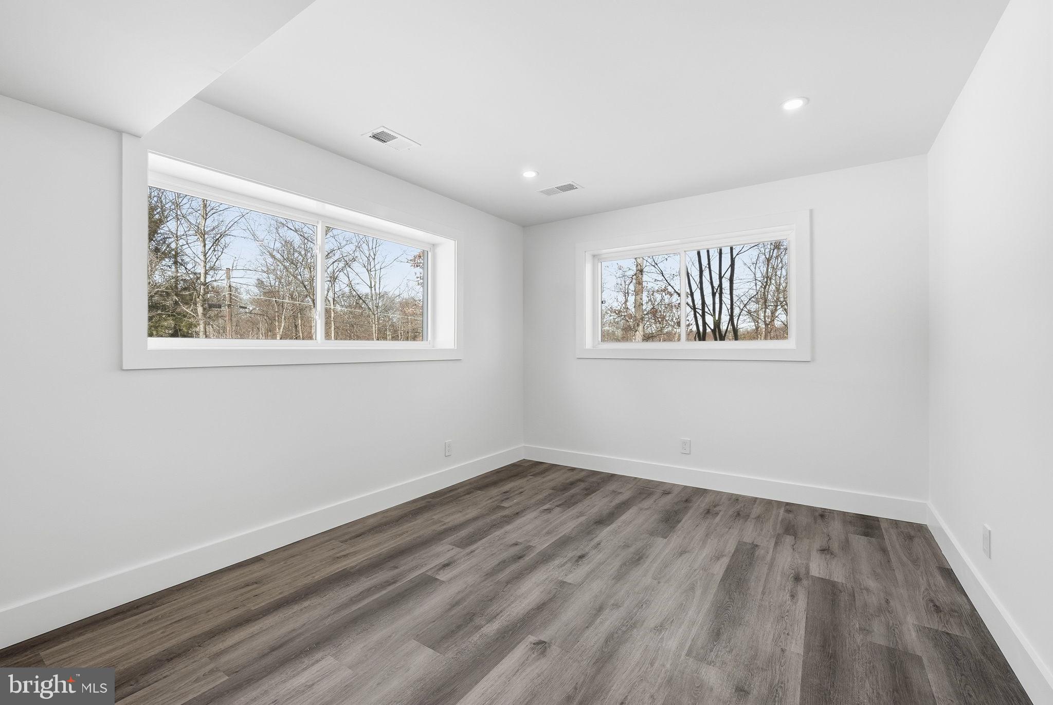 LAKE BARCROFT - Residential