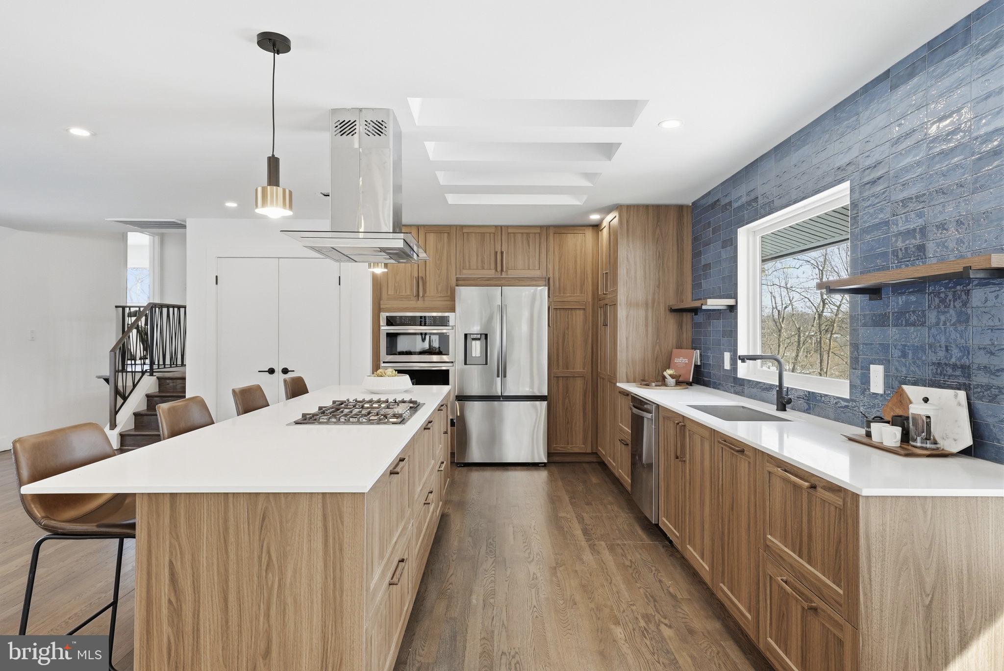 LAKE BARCROFT - Residential