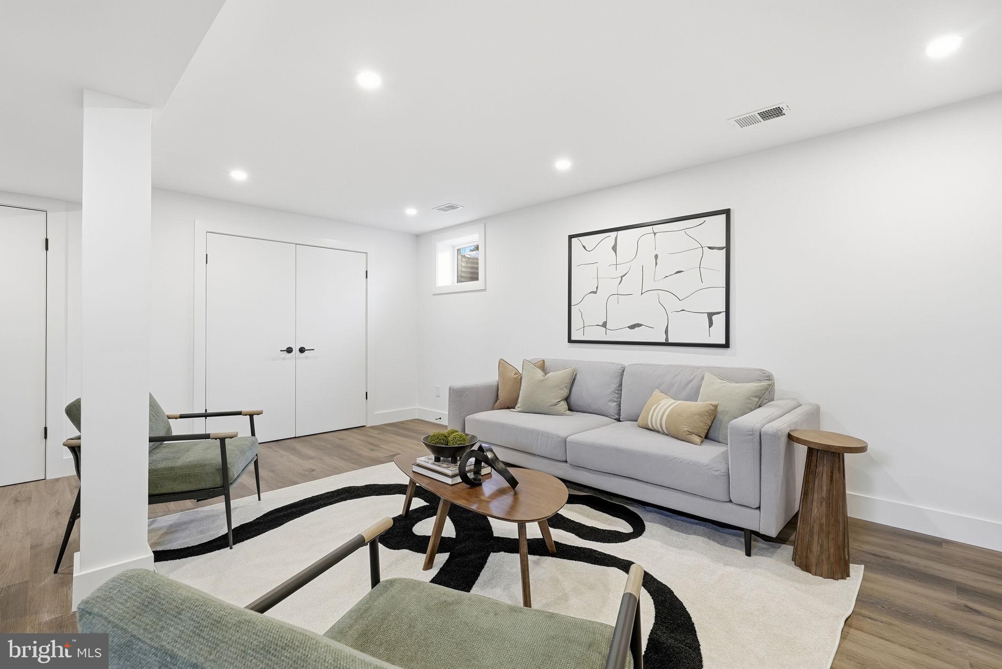 LAKE BARCROFT - Residential