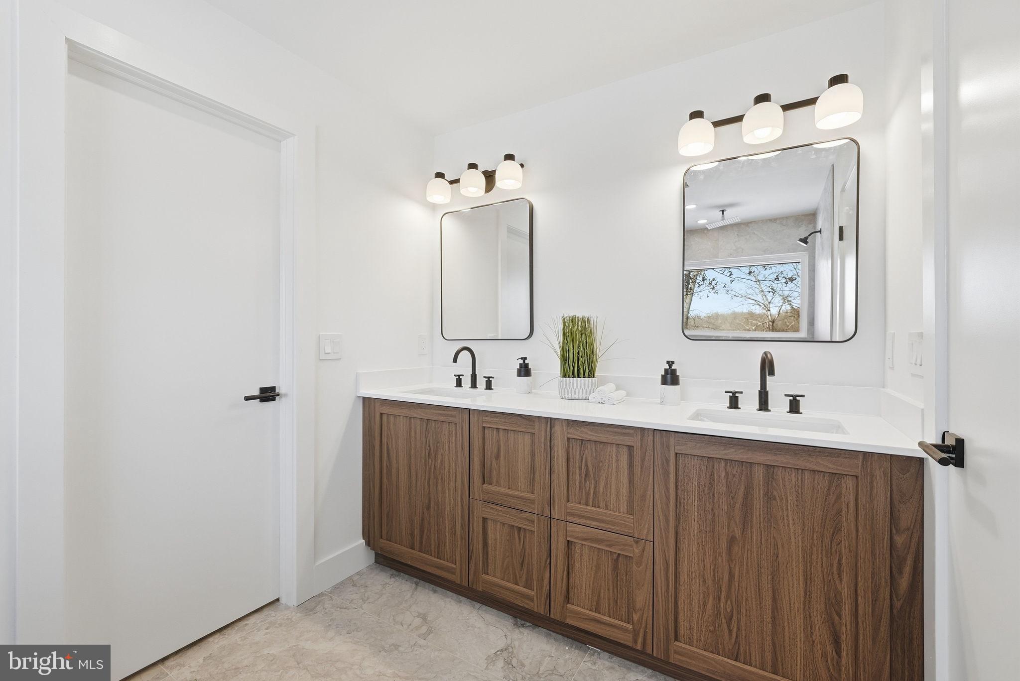 LAKE BARCROFT - Residential