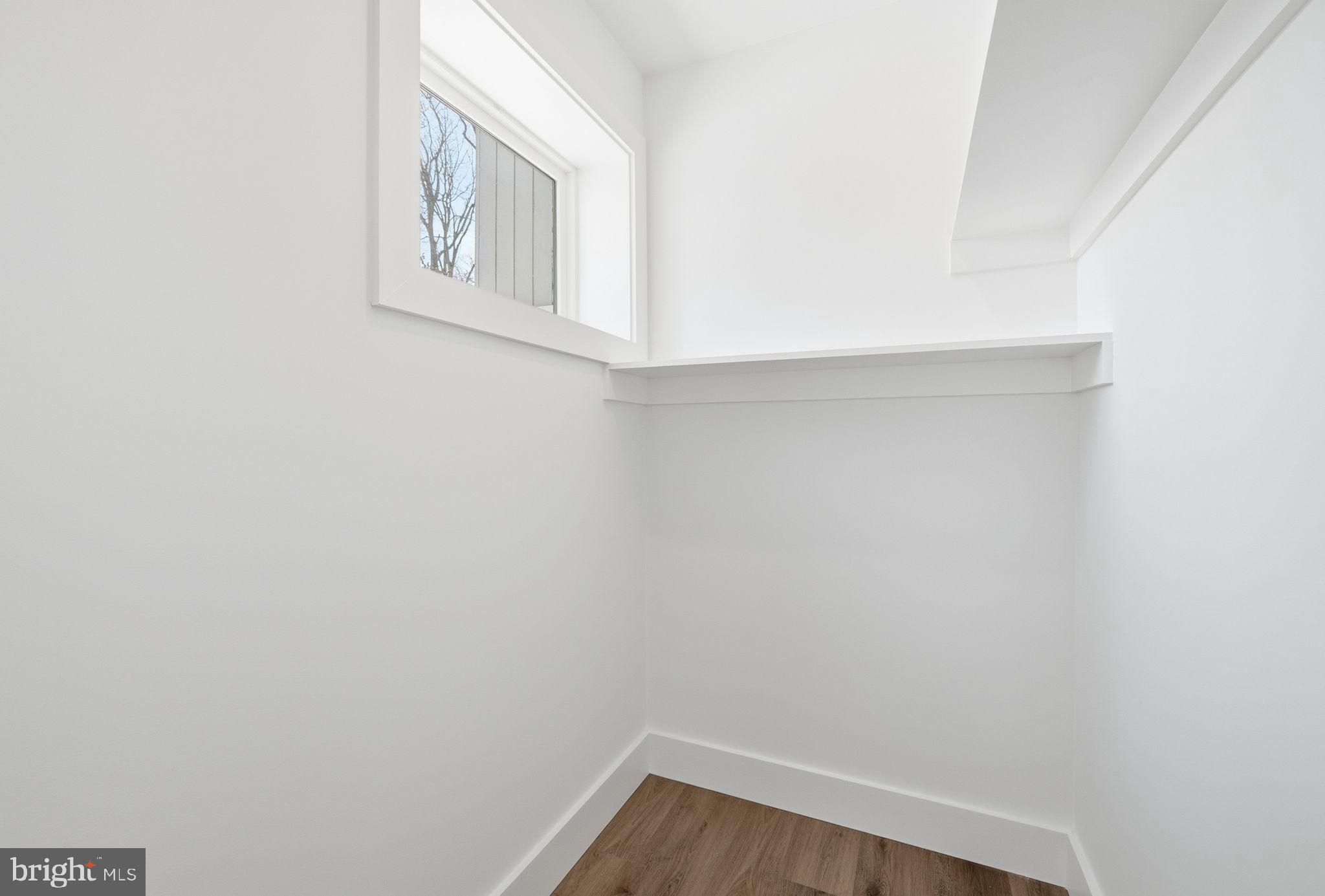 LAKE BARCROFT - Residential