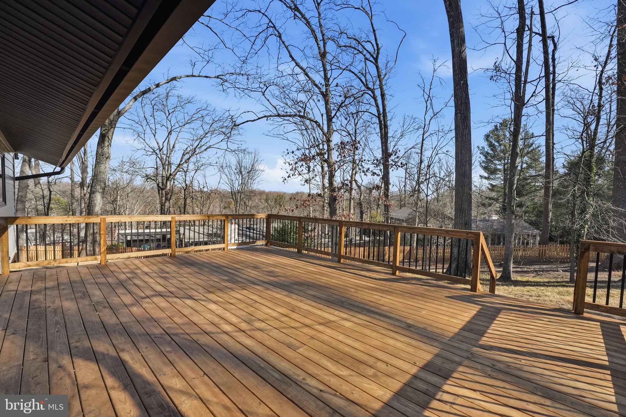 LAKE BARCROFT - Residential