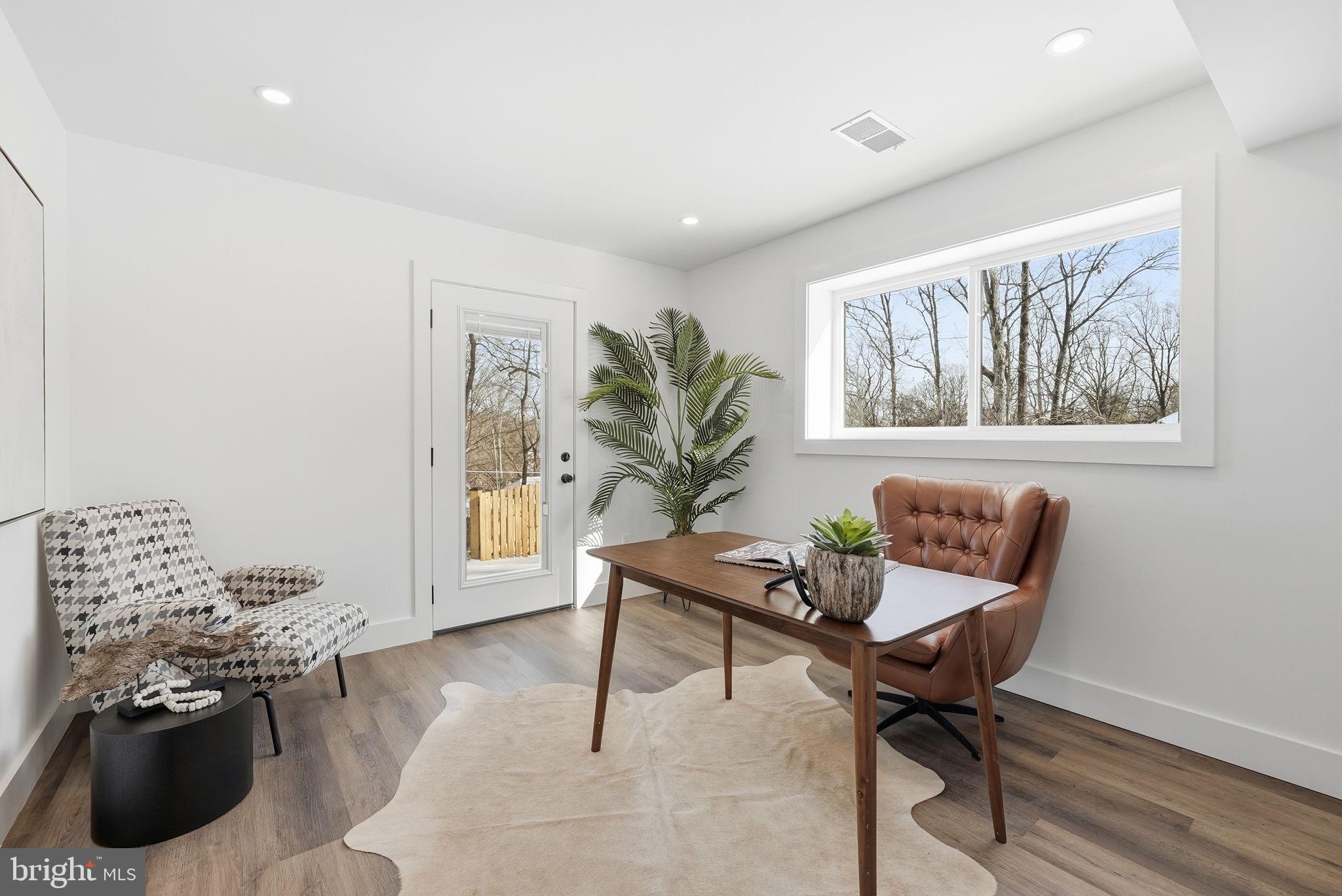 LAKE BARCROFT - Residential