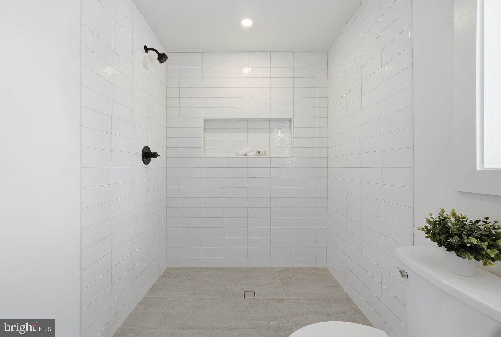 LAKE BARCROFT - Residential