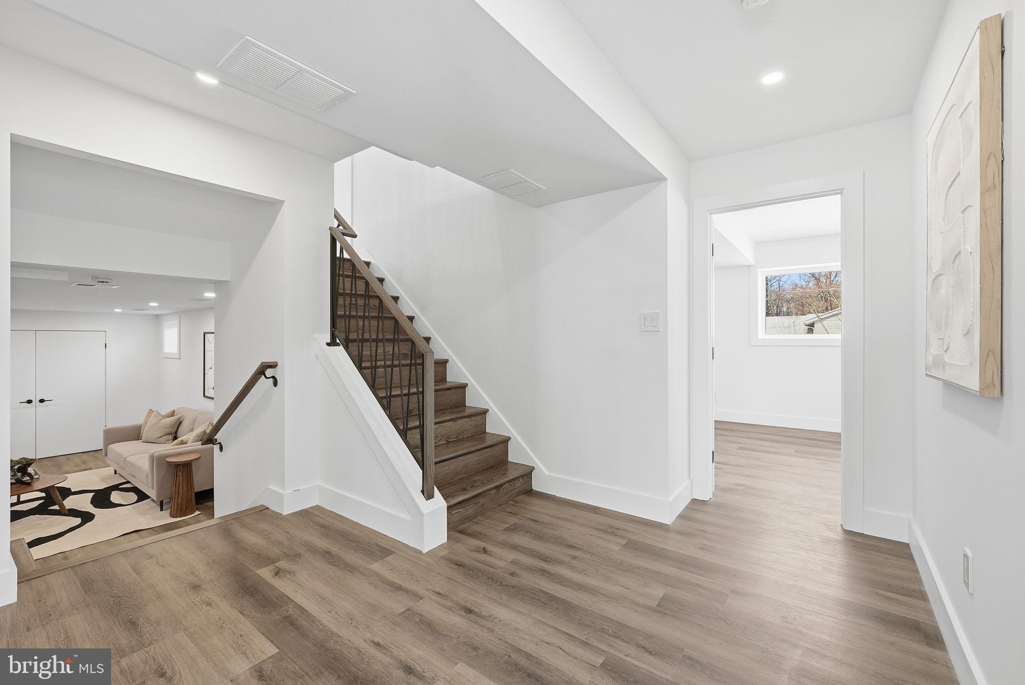 LAKE BARCROFT - Residential