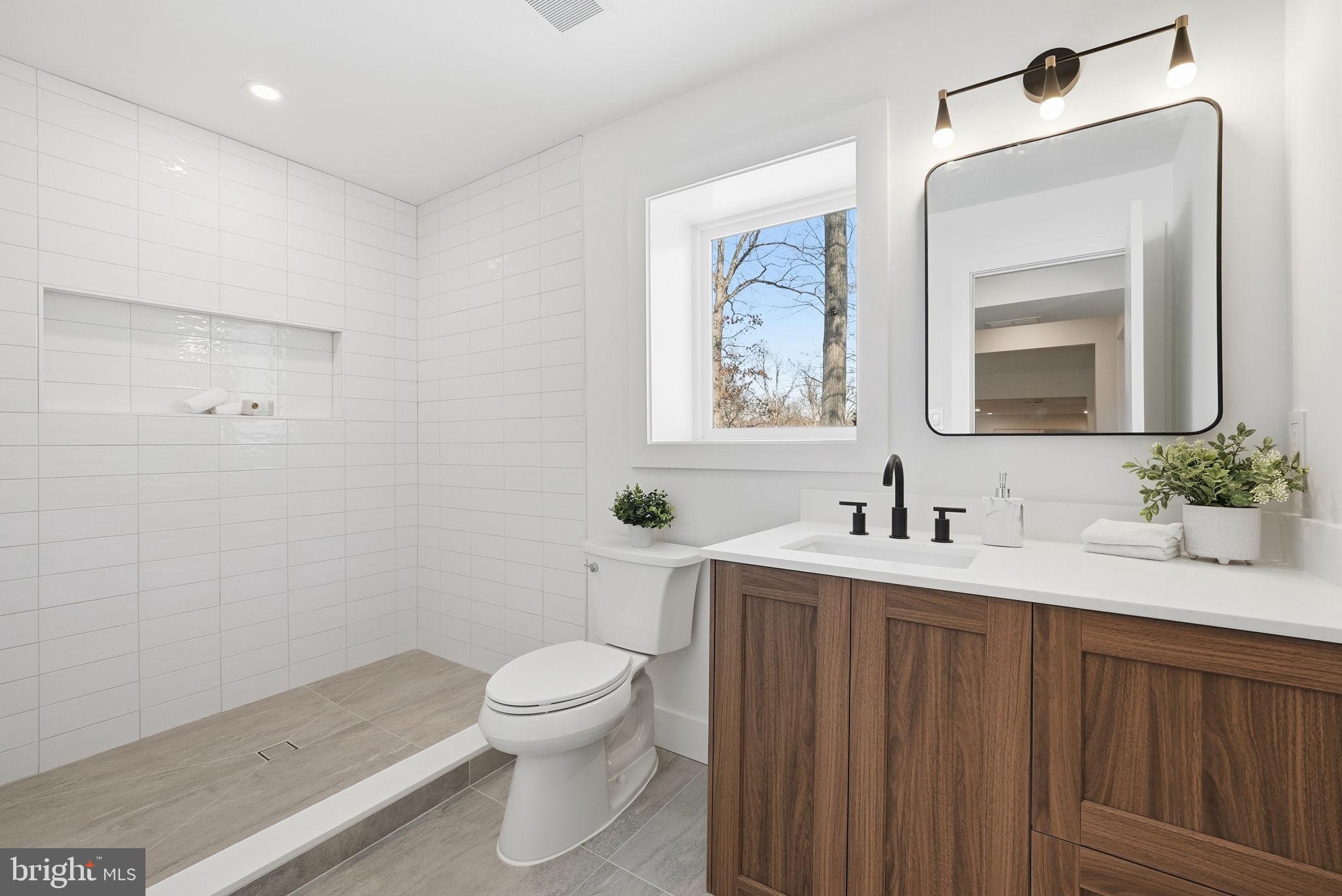 LAKE BARCROFT - Residential