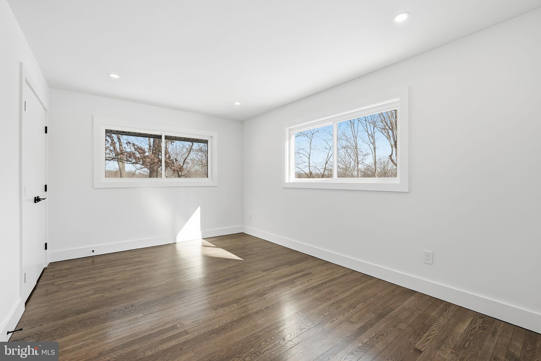 LAKE BARCROFT - Residential