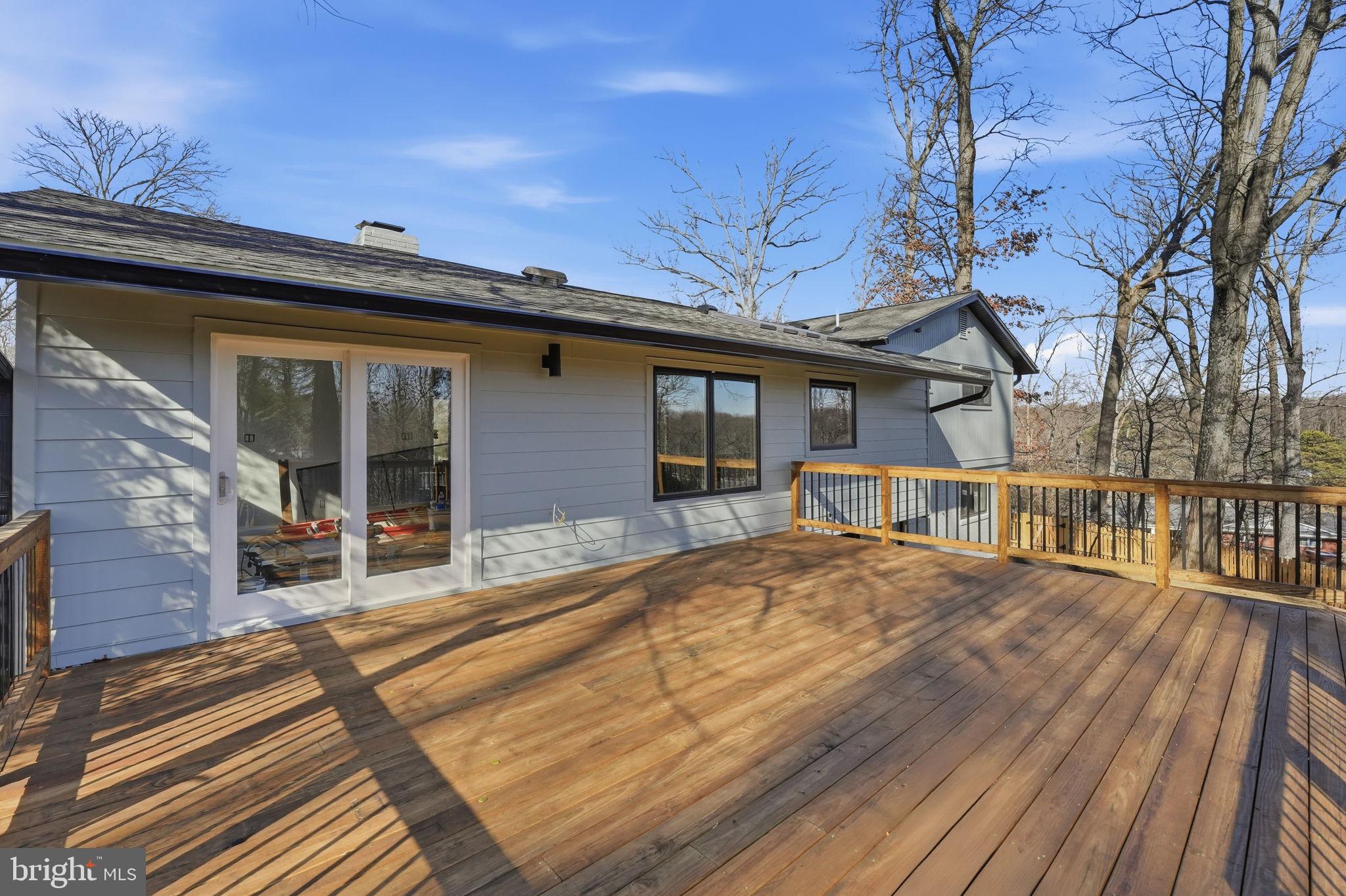 LAKE BARCROFT - Residential