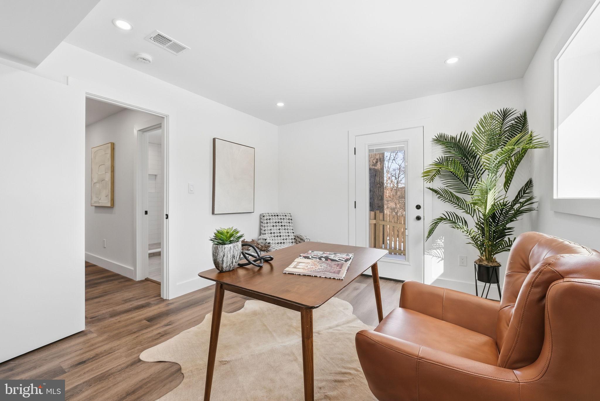 LAKE BARCROFT - Residential