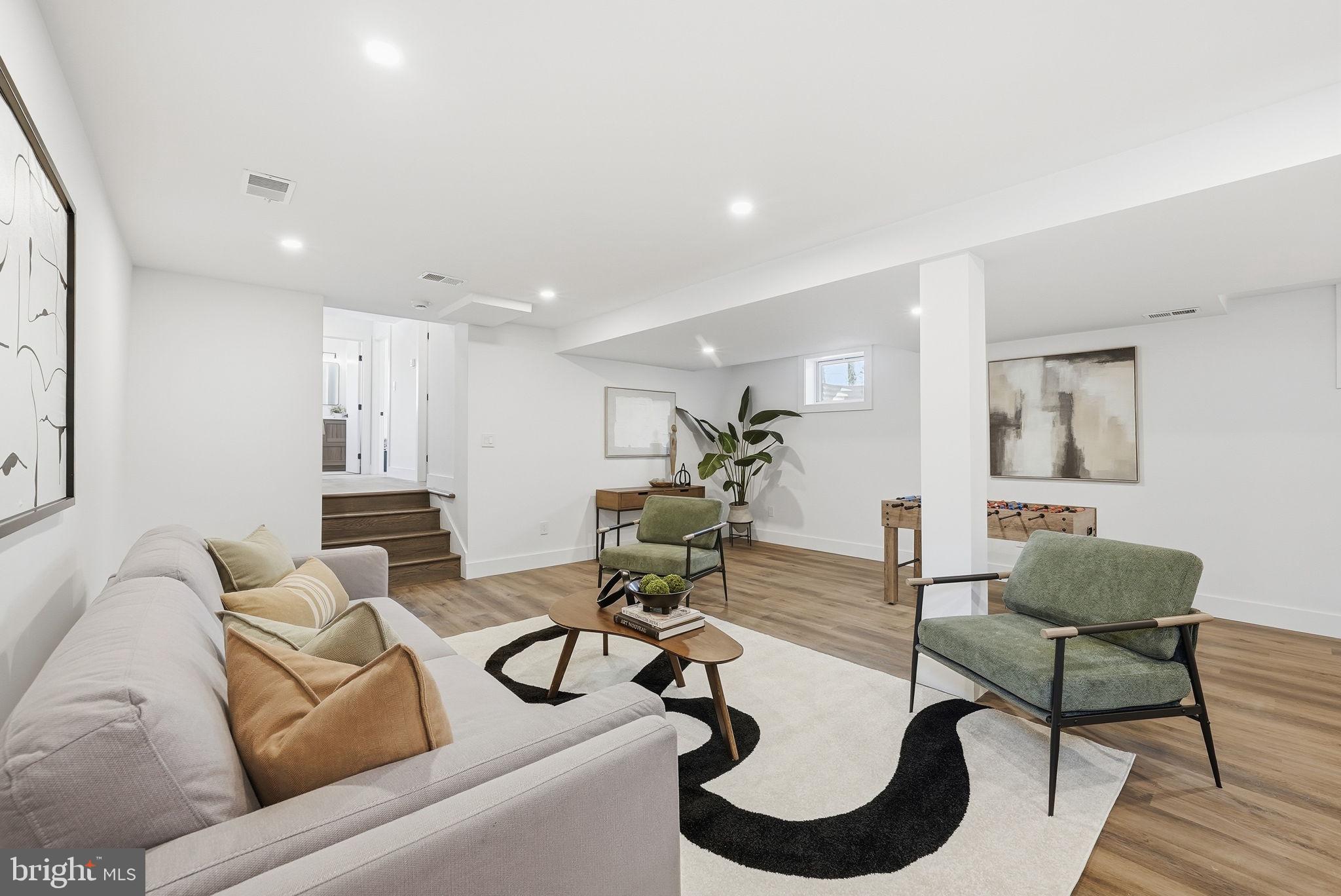 LAKE BARCROFT - Residential