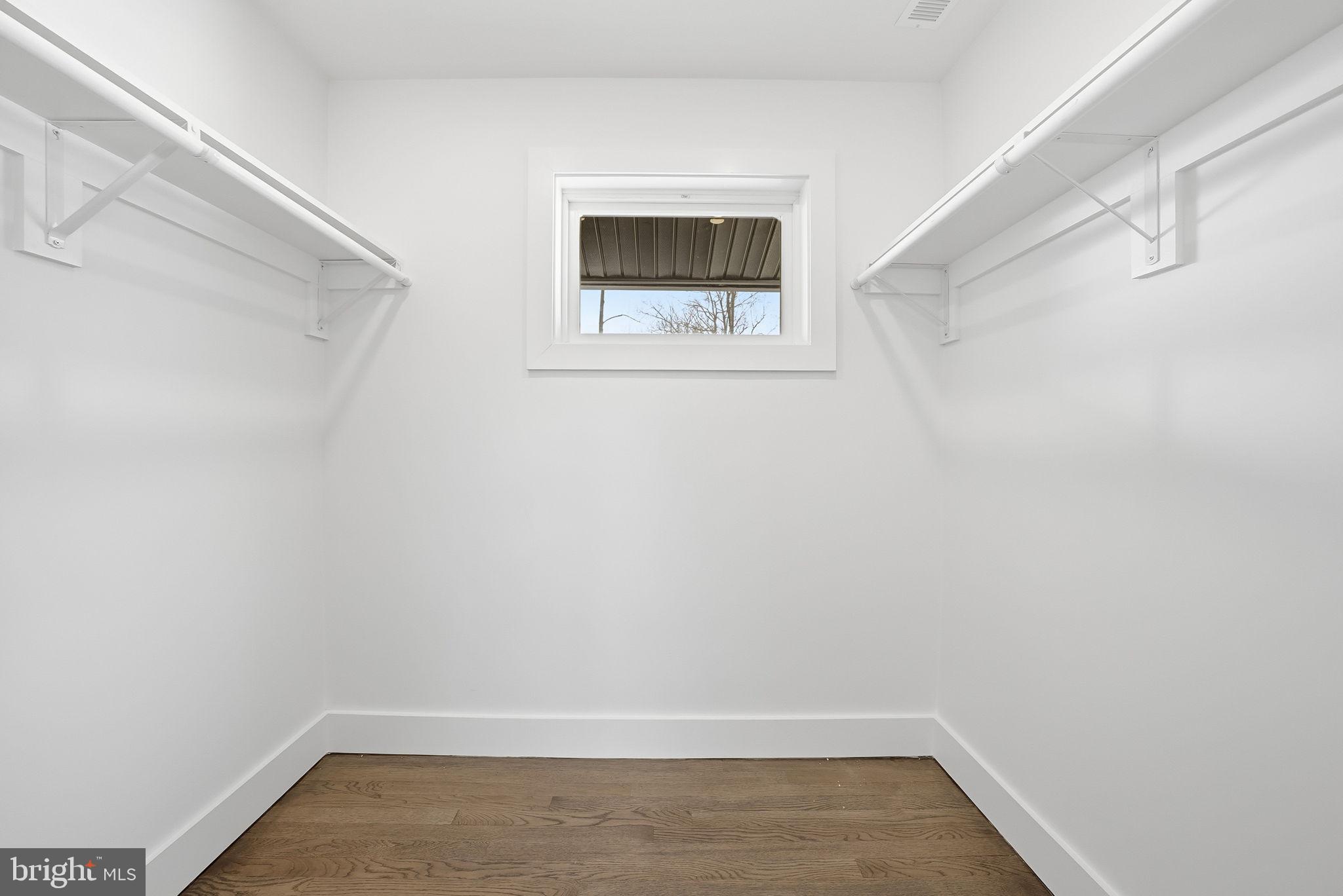 LAKE BARCROFT - Residential