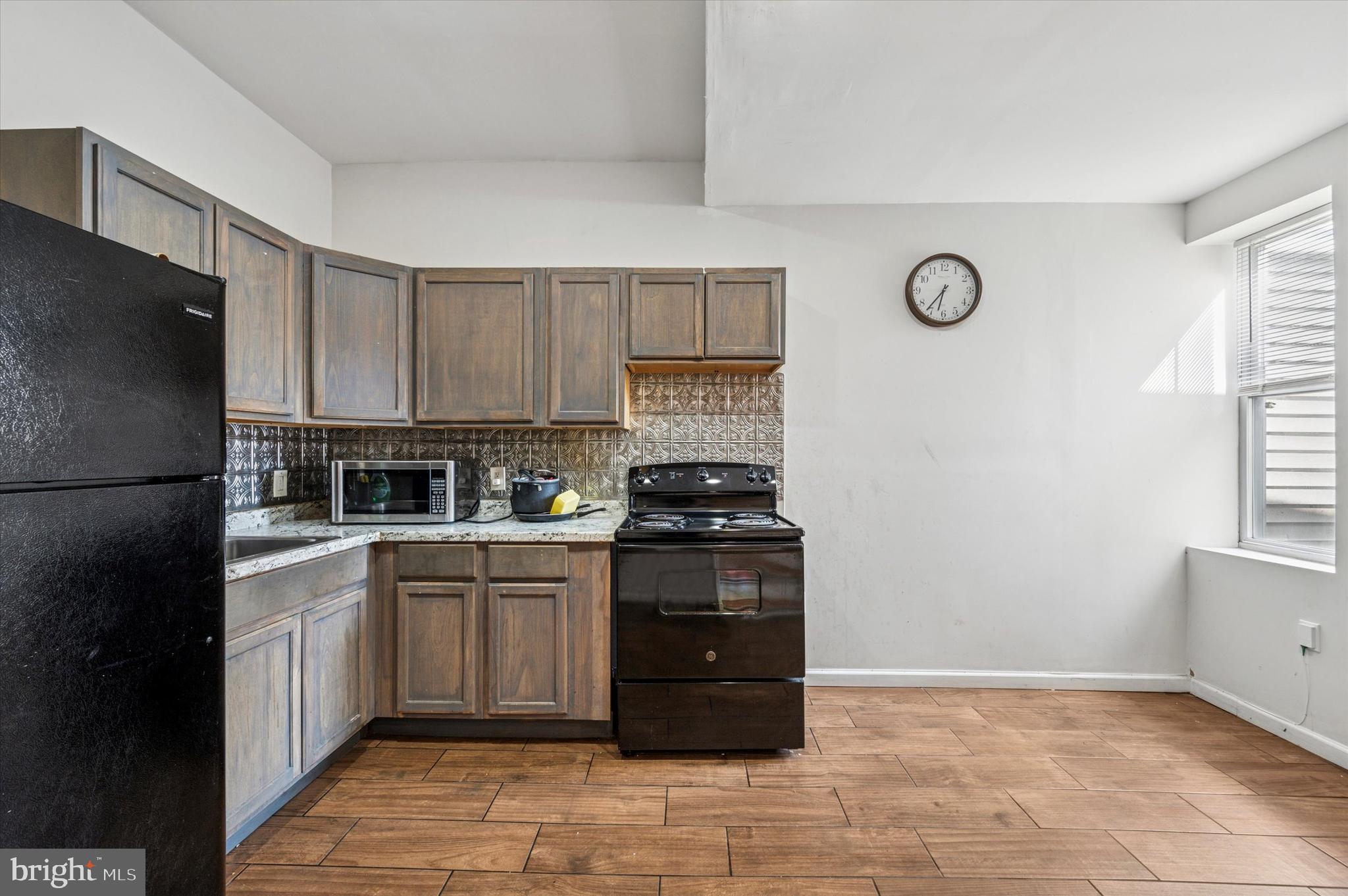 KENSINGTON - Commercial Sale