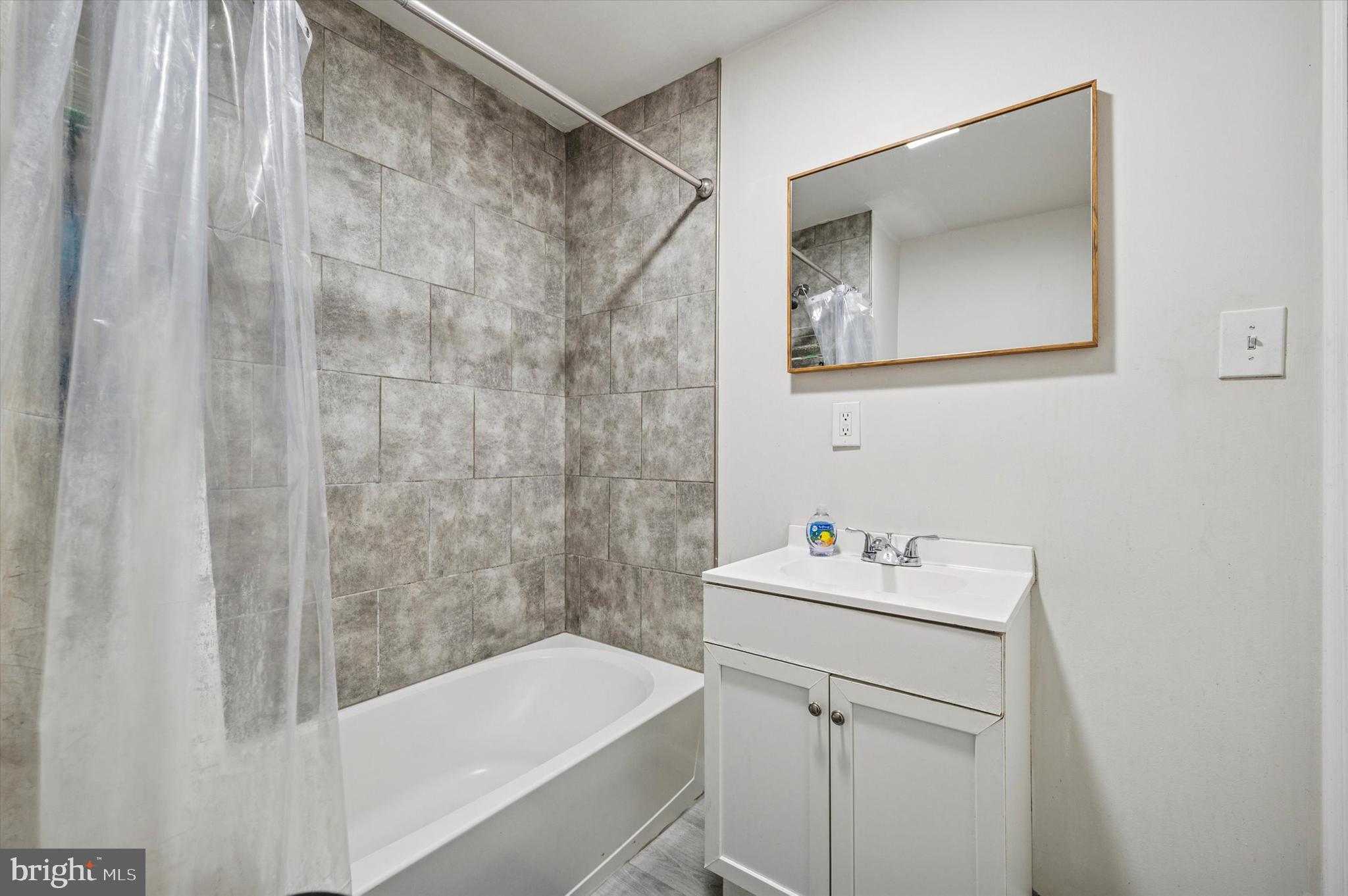 KENSINGTON - Commercial Sale