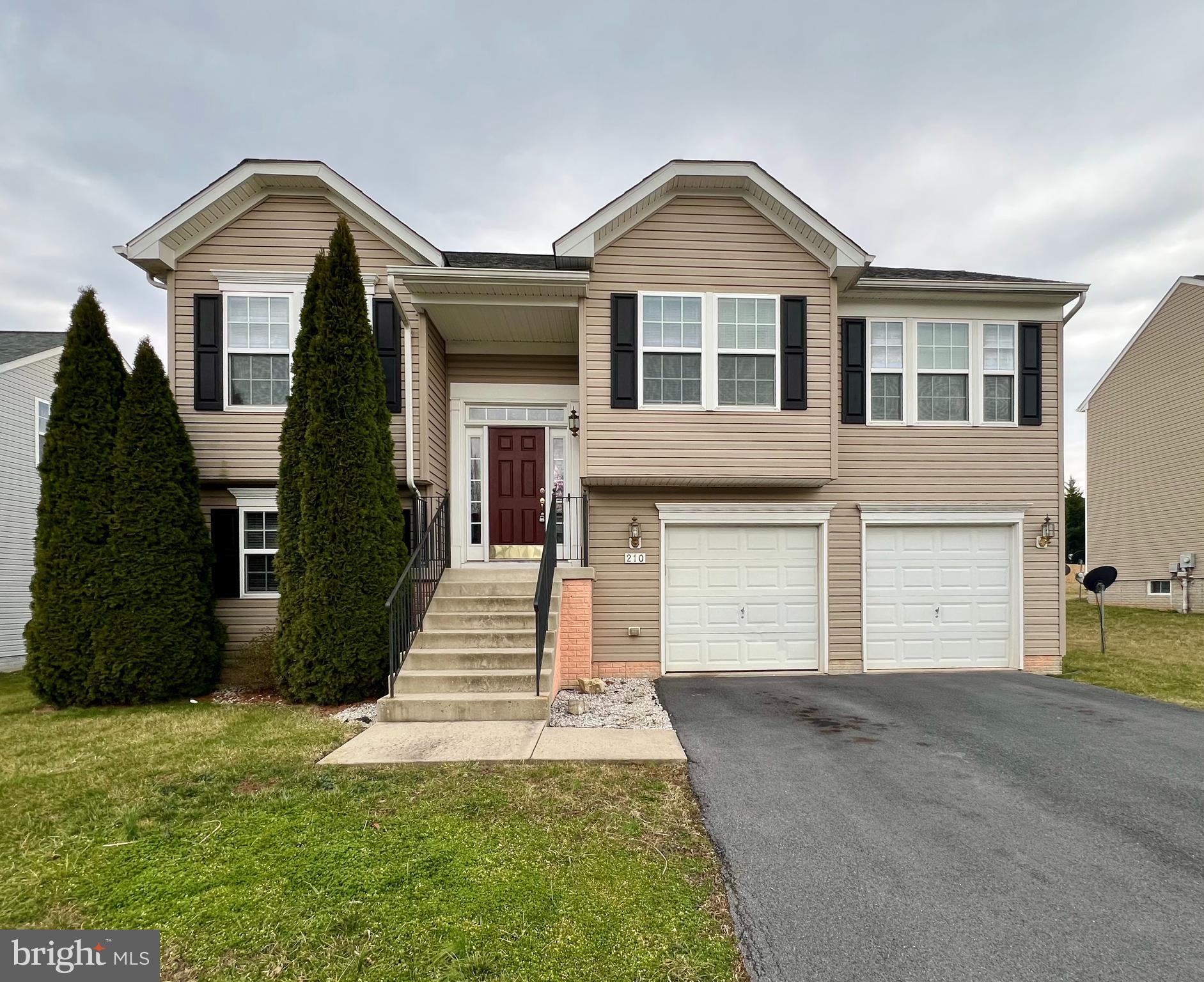 This large 3 bedroom, 3 bath Single Family home is a show stopper! There is a large 2-car garage and a finished basement that offers a full bathroom next to the entrance. Upstairs offers an open Living room with hardwood floors throughout with a spacious eat in kitchen. Master bedroom offers a walk in closet and private bathroom. Large fully fenced in backyard perfect for entertaining and privacy. Washer/dryer included.
Renters insurance and Second Nature Filter Subscription included in rental price.
Pets ok on a Case by Case basis.
EHO.