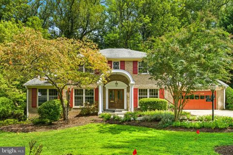 Photo of 1560 Forest Villa Lane, MCLEAN, VA 22101 (MLS # VAFX2267058)