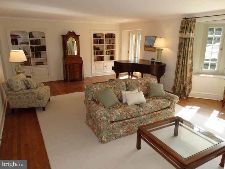 CHESTNUT HILL - Residential