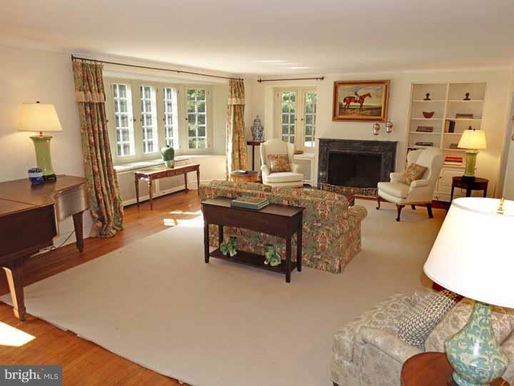 CHESTNUT HILL - Residential