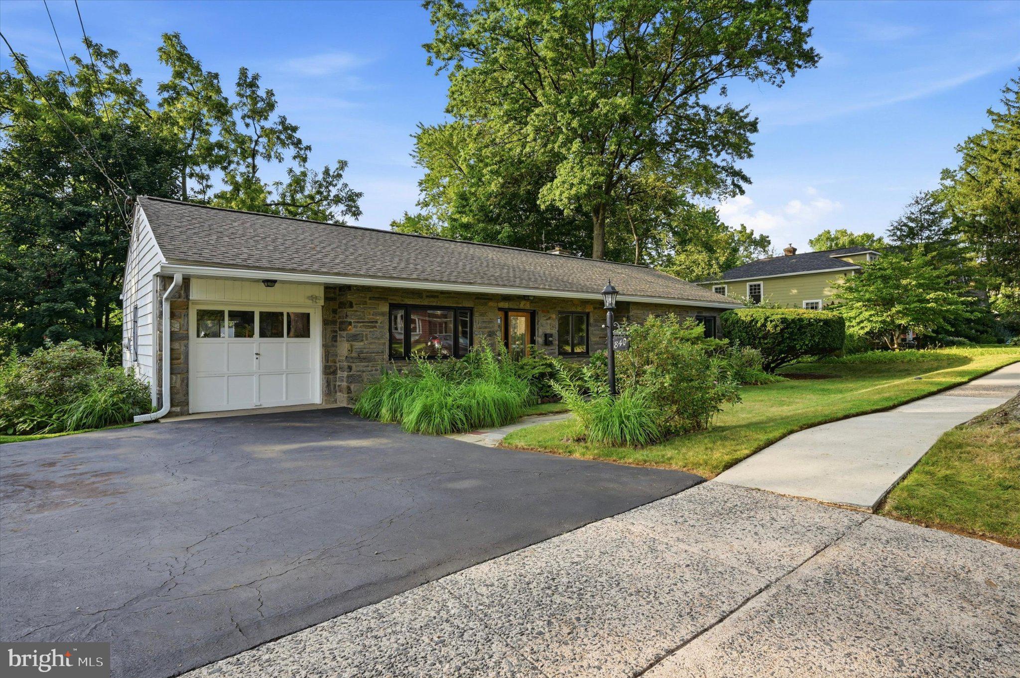 840 DELMONT DRIVE