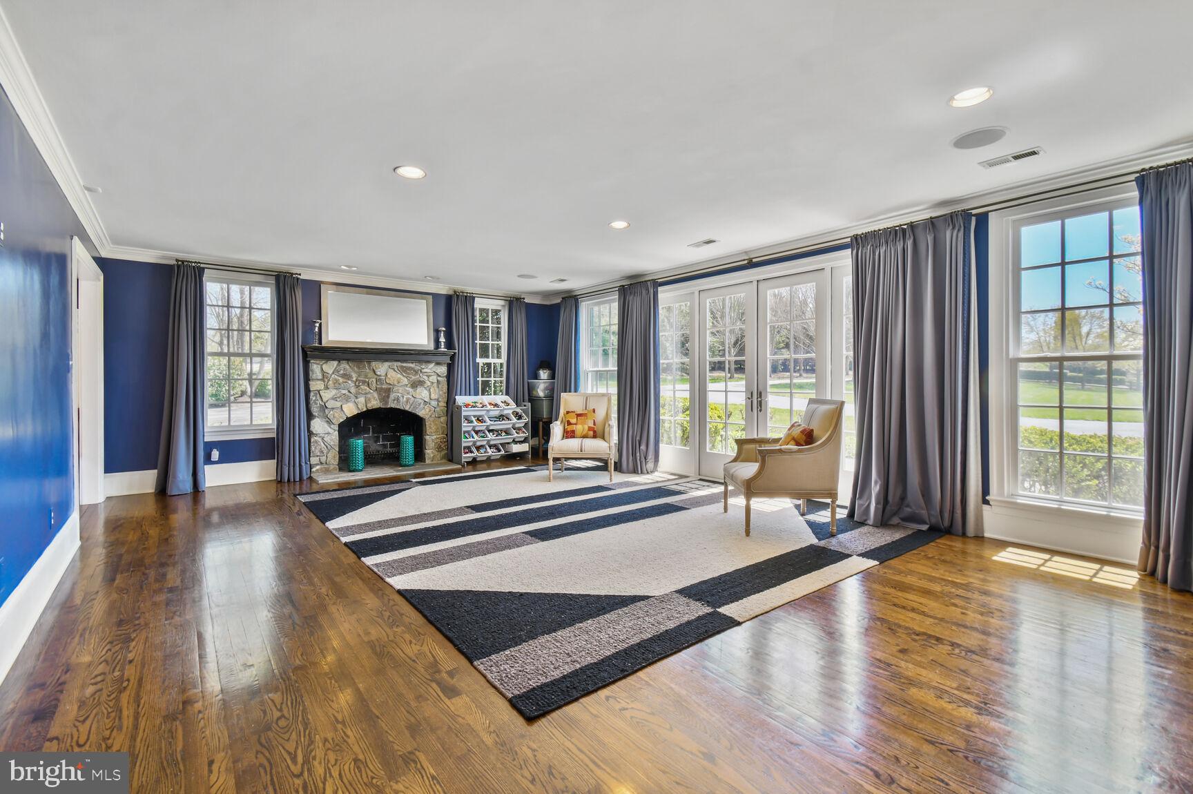 POTOMAC OUTSIDE - Residential