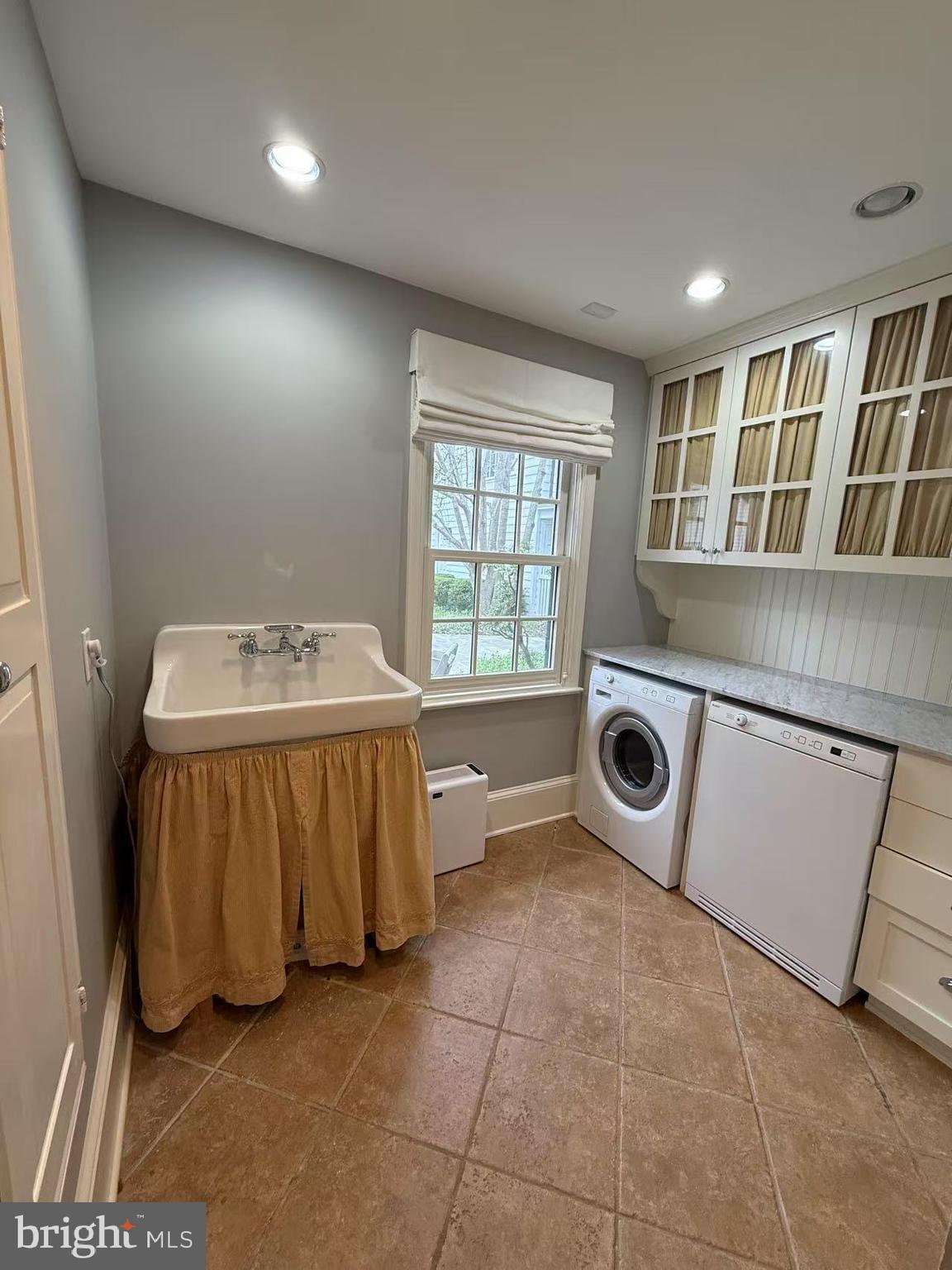 POTOMAC OUTSIDE - Residential