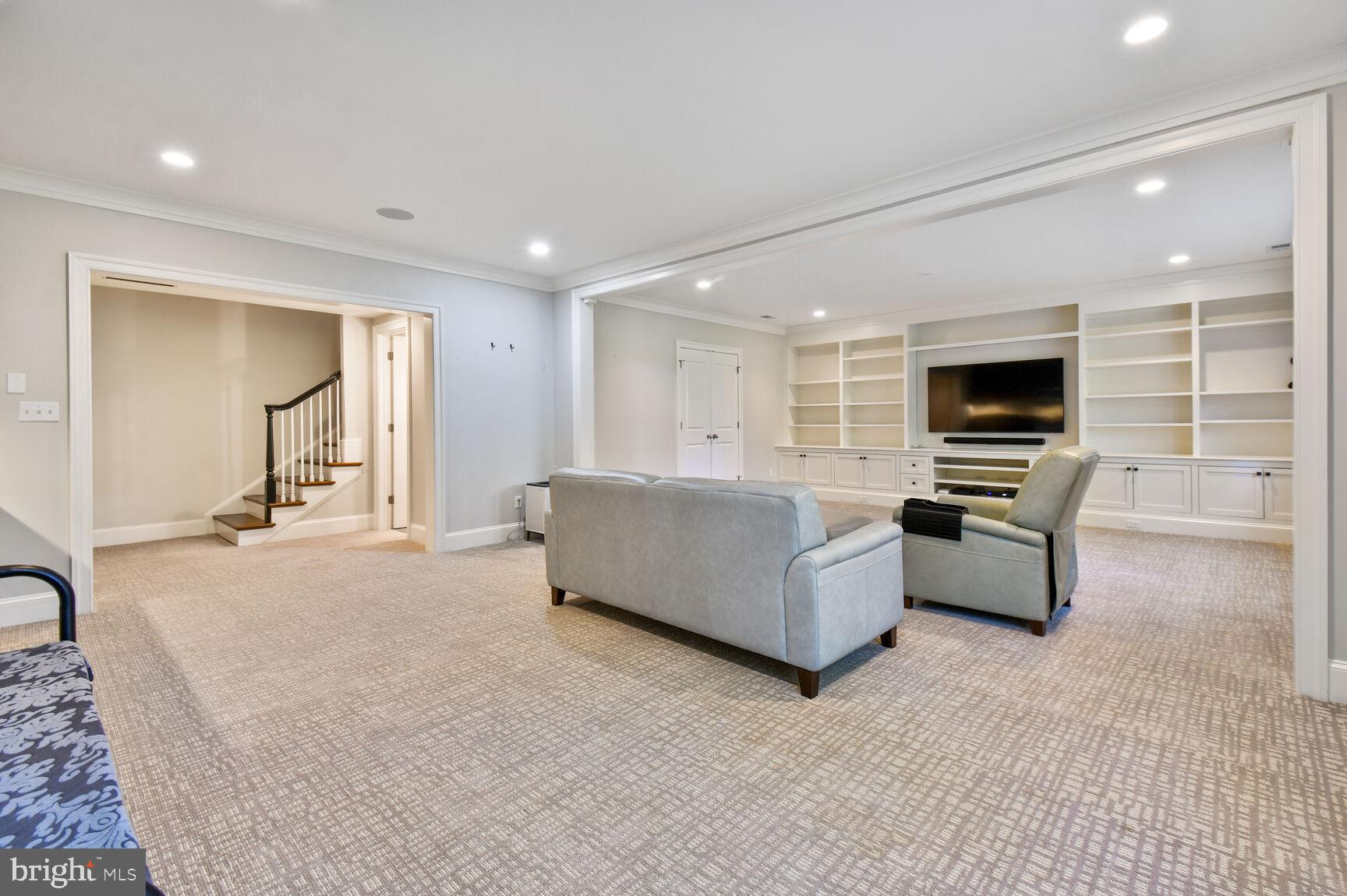 POTOMAC OUTSIDE - Residential