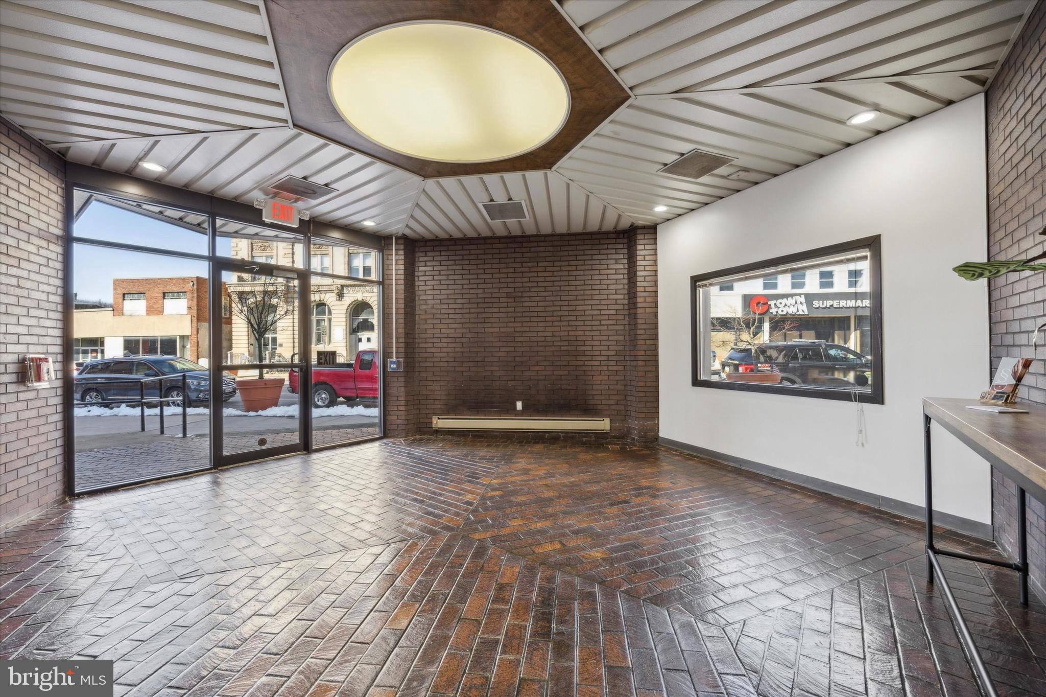 256 E LINCOLN HIGHWAY