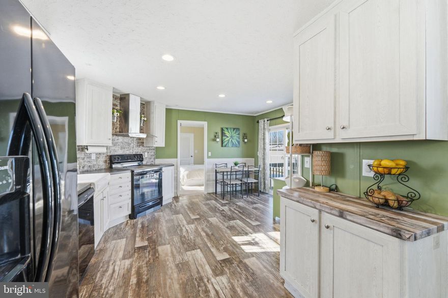 If you are looking for a move-in ready home with a modern look and spacious living, this Clayton Anniversary Plus home was built in 2020 and will meet all your needs. Offering 1,140 square feet of comfortable living space, this home features 3 bedrooms, 2 full bathrooms, a bright family room, an eat-in kitchen, with all new appliances, and an adjoining laundry room with a new Samsung washer and dryer. Sliding doors leading out to the back deck complete this space. The primary bedroom features a walk-in closet, a private bathroom with a walk-in shower and garden tub.  The front deck was built in March 2025. A 2-car driveway provides convenient parking.  This home operates entirely on electric utilities. Do not miss the opportunity to own a newer home in the Murray Manor II community.  The current monthly lot rent is $1133.50, which includes water, sewer, daily trash pickup, Wi-Fi/internet, cable tv, park amenities and street snow removal. The purchase of the home is subject to park approval. Potential buyers can become a resident at Murray Manor II by applying at  https://apply.bayshorehomesales.com/application.
      
Si esta buscando una casa lista para mudarse con un estilo moderno y espacios amplios, esta casa Clayton Anniversary Plus fue construida en 2020 y satisfara todas sus necesidades. Ofreciendo 1,140 pies cuadrados de espacio habitable comodo, esta casa cuenta con 3 dormitorios, 2 banos completos, una sala familiar luminosa, una cocina con comedor, con todos los electrodomesticos nuevos, y una lavanderia adyacente con lavadora y secadora Samsung nuevas. Puertas corredizas que conducen a la terraza trasera completan este espacio. El dormitorio principal cuenta con un vestidor, un baño privado con ducha tipo walk-in y una bañera tipo jardín. La terraza del frente fue construida en marzo de 2025. Una entrada para 2 autos proporciona estacionamiento conveniente. Esta casa funciona completamente con servicios electricos. No pierda la oportunidad de ser dueno de una casa más nueva en la comunidad Murray Manor II. La renta mensual actual del lote es de $1133.50, que incluye agua, alcantarillado, recolección diaria de basura, Wi-Fi/internet, television por cable, amenidades del parque y remocion de nieve en la calle. La compra de la casa esta sujeta a la aprobacion del parque. Los posibles compradores pueden convertirse en residentes de Murray Manor II solicitando en https://apply.bayshorehomesales.com/application.