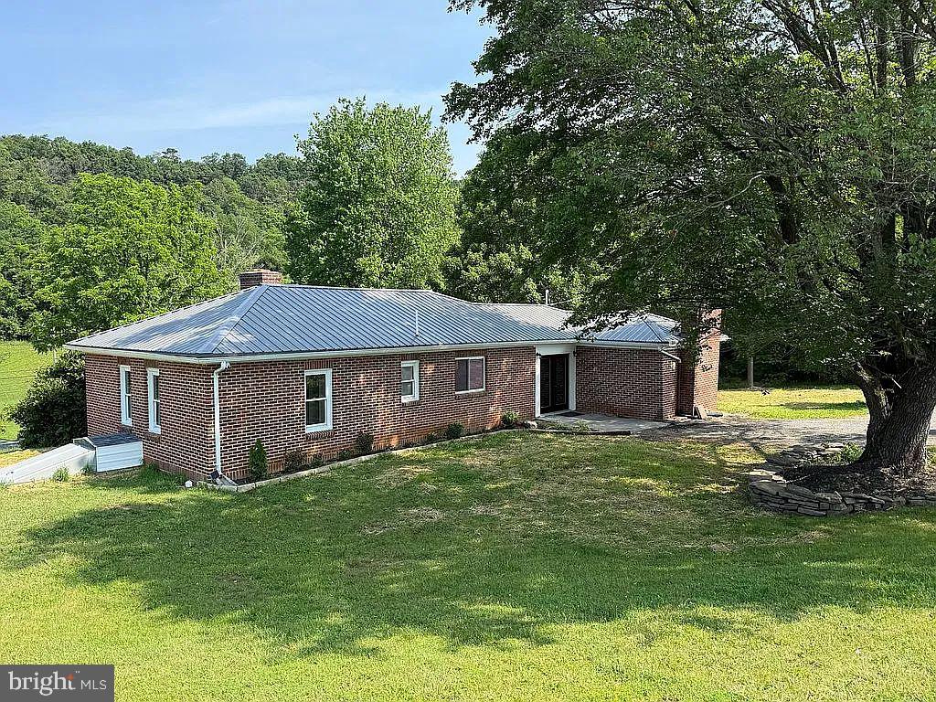 Fully Renovated 3-Bedroom Brick Home on 1+ Acre – Country Living with Modern Amenities!
Location: Peaceful countryside setting in Springfield, WV, just outside of Romney
Size: 1,430 sq. ft. | 3 Bedrooms | 2 Bathrooms | Full Basement
Lot: 1+ acre with mature trees and new landscaping
Step into this beautifully renovated home that blends modern updates with serene natural surroundings. Nestled in a peaceful neighborhood, this charming property offers space, privacy, and comfort.
Property Highlights:
•