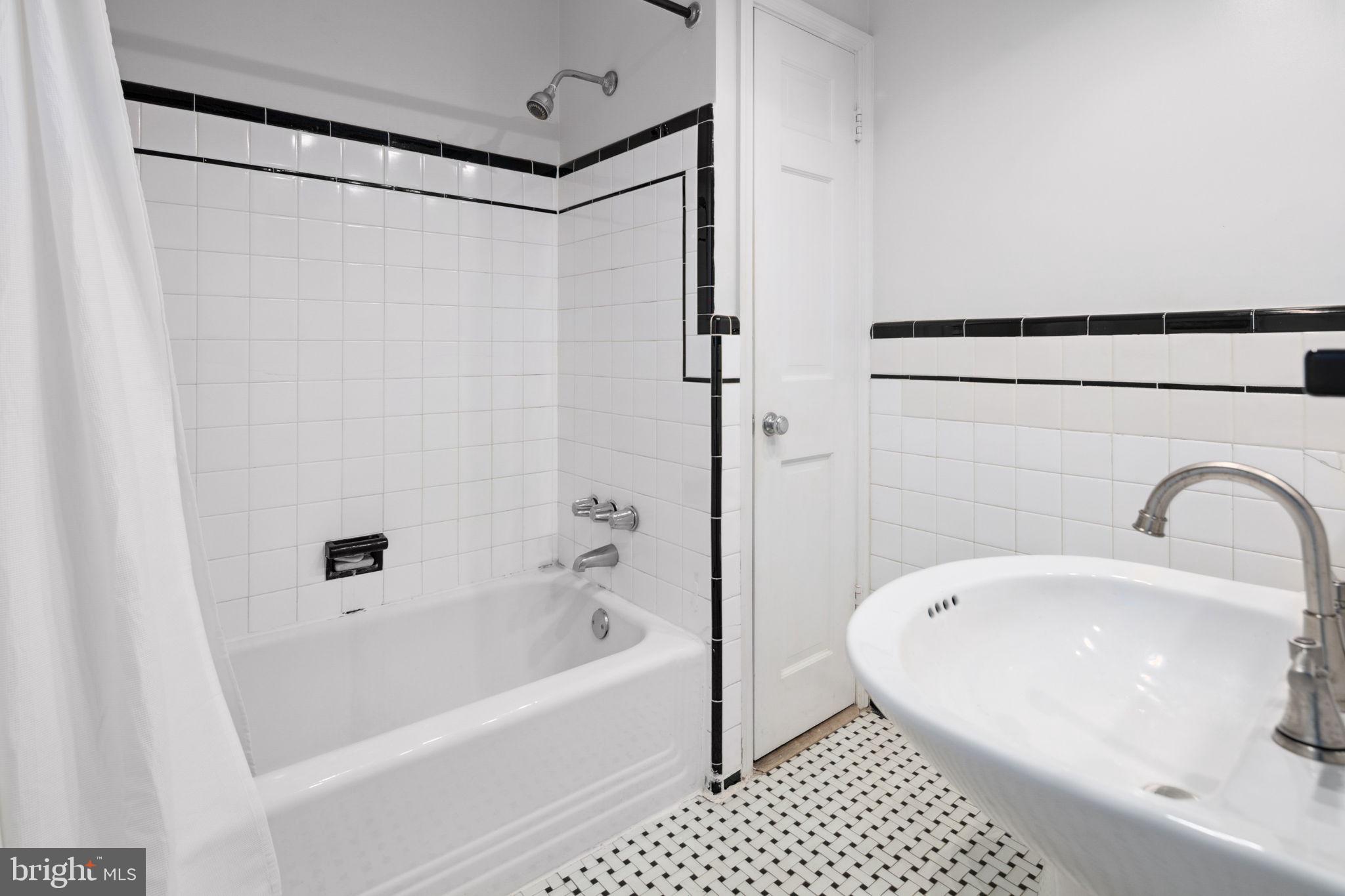 LYON VILLAGE - Residential