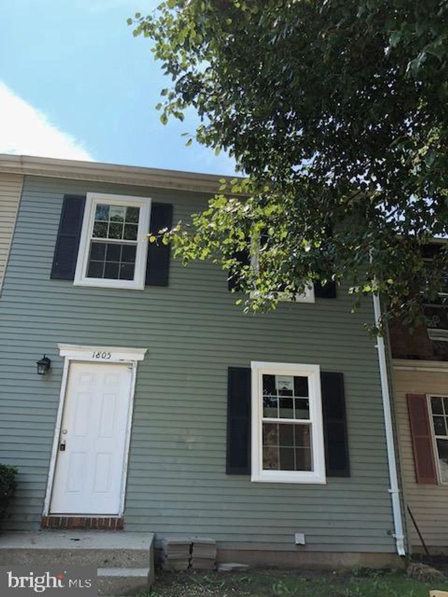 Good credit required, ID, 2 currently paystubs. This immaculate and cozy townhouse has been updated it* 3 bedrooms with laminate floor . 2 new baths* New kitchen with granite counter top, stainless steel appliances* Completed with title floors in the dining, living area. New Windows. completed remodel basement. Fenced back yard.