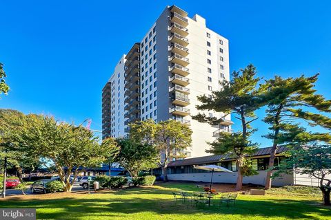 Photo of 801 N Pitt Street N #910, ALEXANDRIA, VA 22314 (MLS # VAAX2062190)