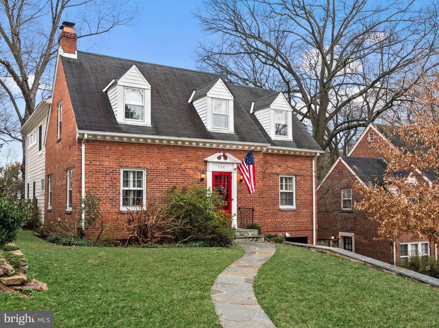 Deceivingly spacious w fabulous 2 level Family rm & Mbrm add't. Foyer entry, formal DR & LR w/fpl & custom built-ins. Gorgeous FR w/abundant light, built-in granite bar w/fridge, bkfst area &adjoining kit w/granite counters & 42" wd cabs. 4 upper bdrm including the Mbrm w/lux en suite bath. LL rec rm, strg/laundry & attached gar. Fenced yd w/ deck, patio & tiered lawn. Blks to Metro & Maury Elem.