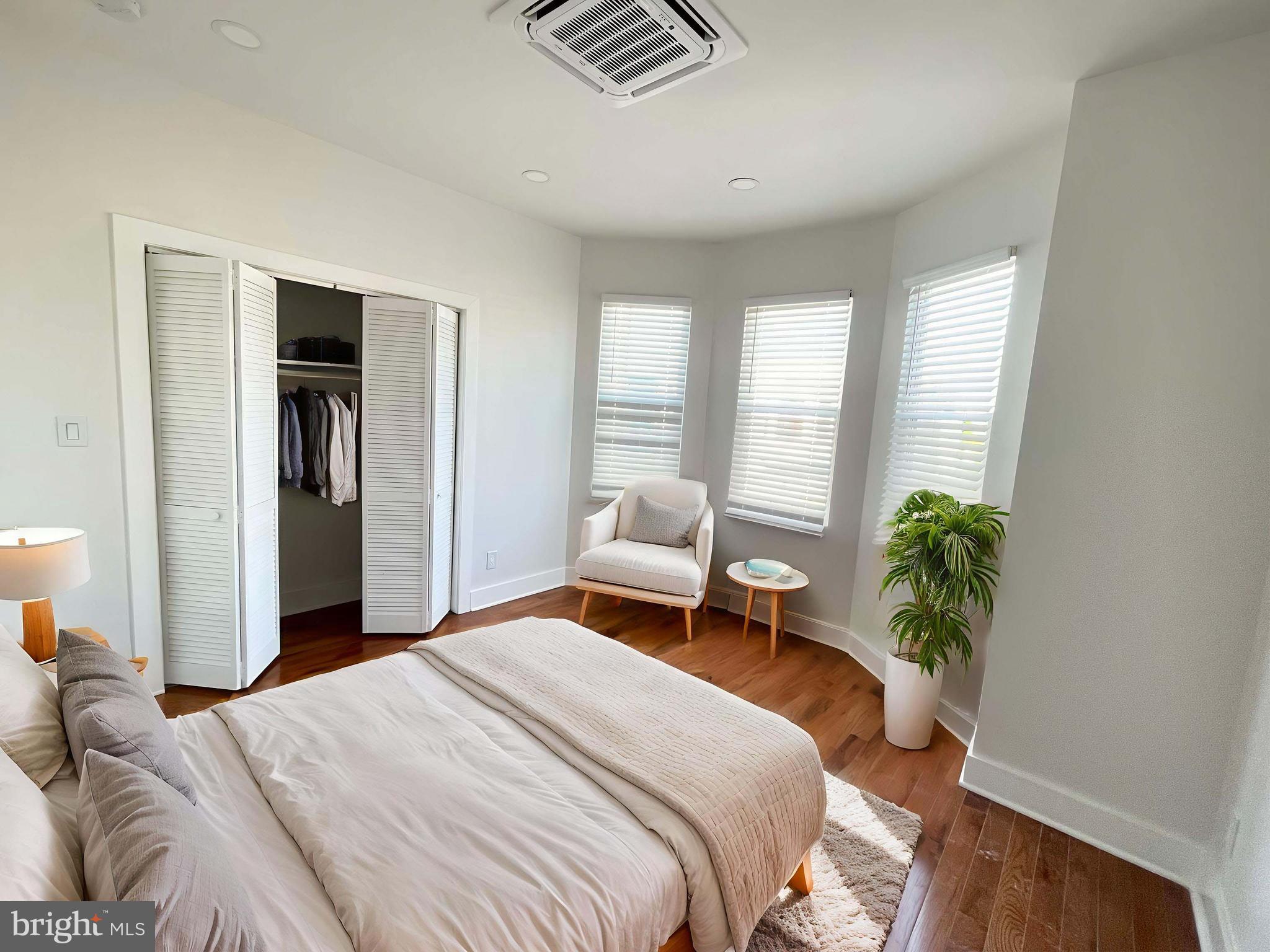 Welcome to your new home at 309 S 60th St, Philadelphia, PA 19143!🏠
This charming 1-bedroom, 1-bathroom renovated apartment offers the perfect blend of comfort and functionality. Conveniently located in a vibrant area of the city, this fully electric unit ⚡ has been thoughtfully updated to provide a modern and efficient living experience. Enjoy a well-equipped kitchen featuring a refrigerator, stove, microwave, and in-unit washer 🧺, making everyday living a breeze. Ideal for anyone seeking a cozy space with quick access to public transportation, shops, and essential services.
Don’t miss the chance to live comfortably and stylishly in the heart of Philadelphia! 🏙️