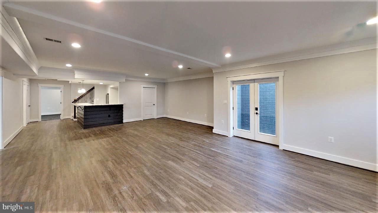 VIENNA WOODS - Residential