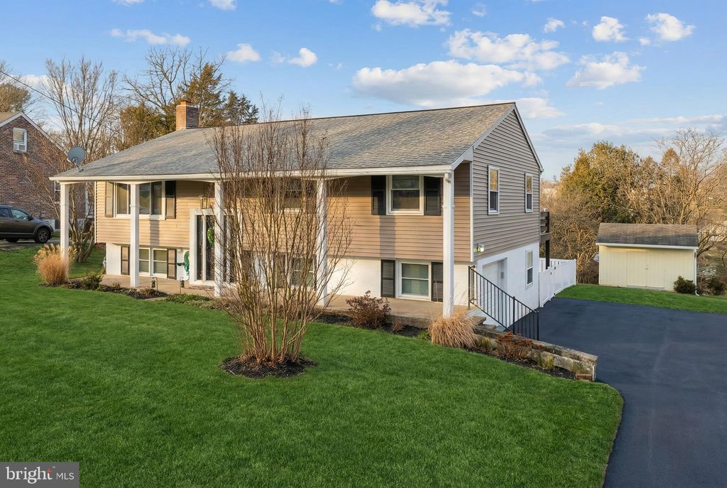 Photo of 56 York Road, YORK, PA 17407 (MLS # PAYK2098438)