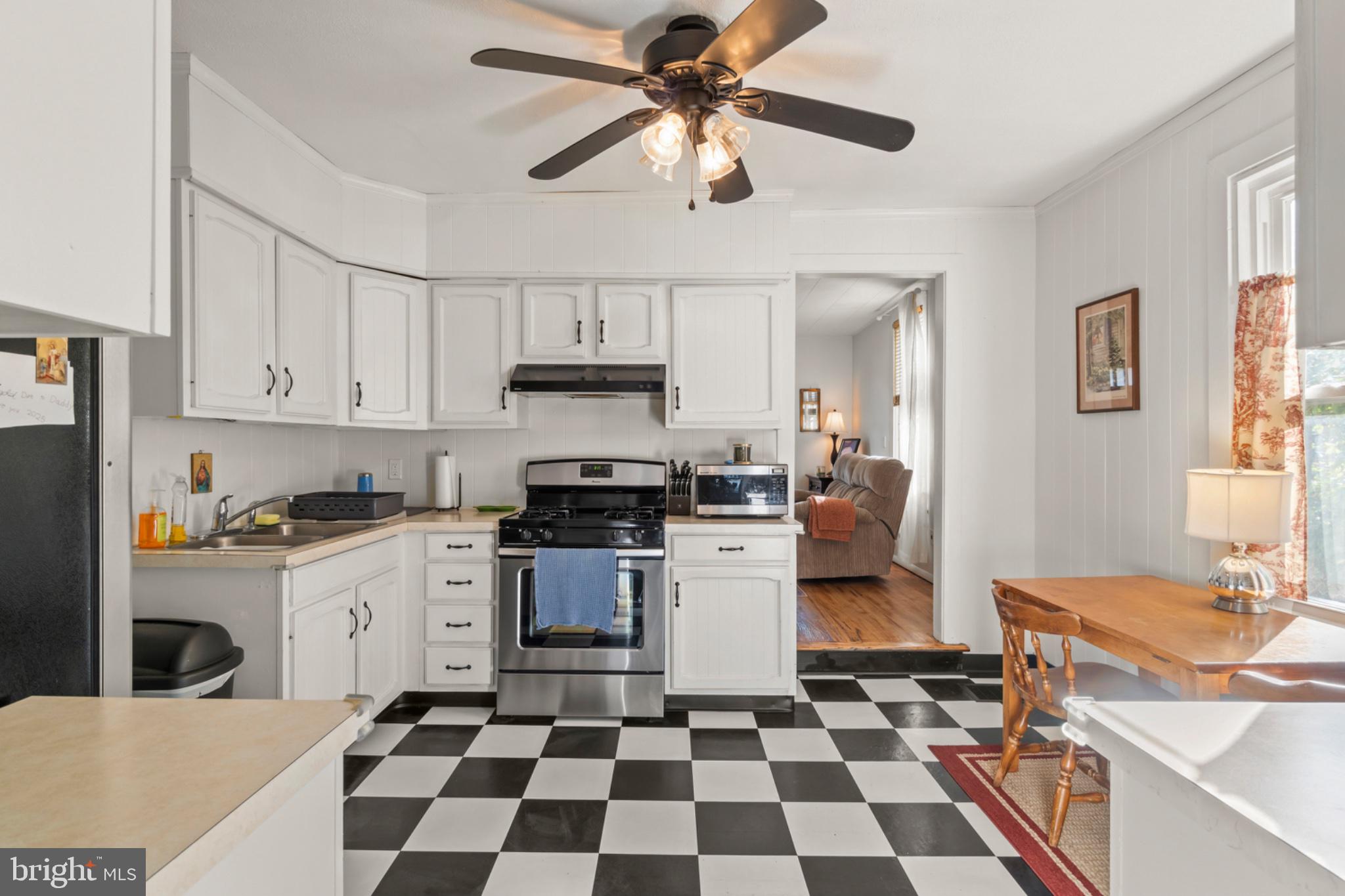 121 E CHESTNUT AVENUE