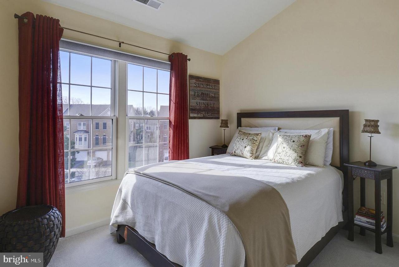 ROSE HILL FALLS - Residential Lease