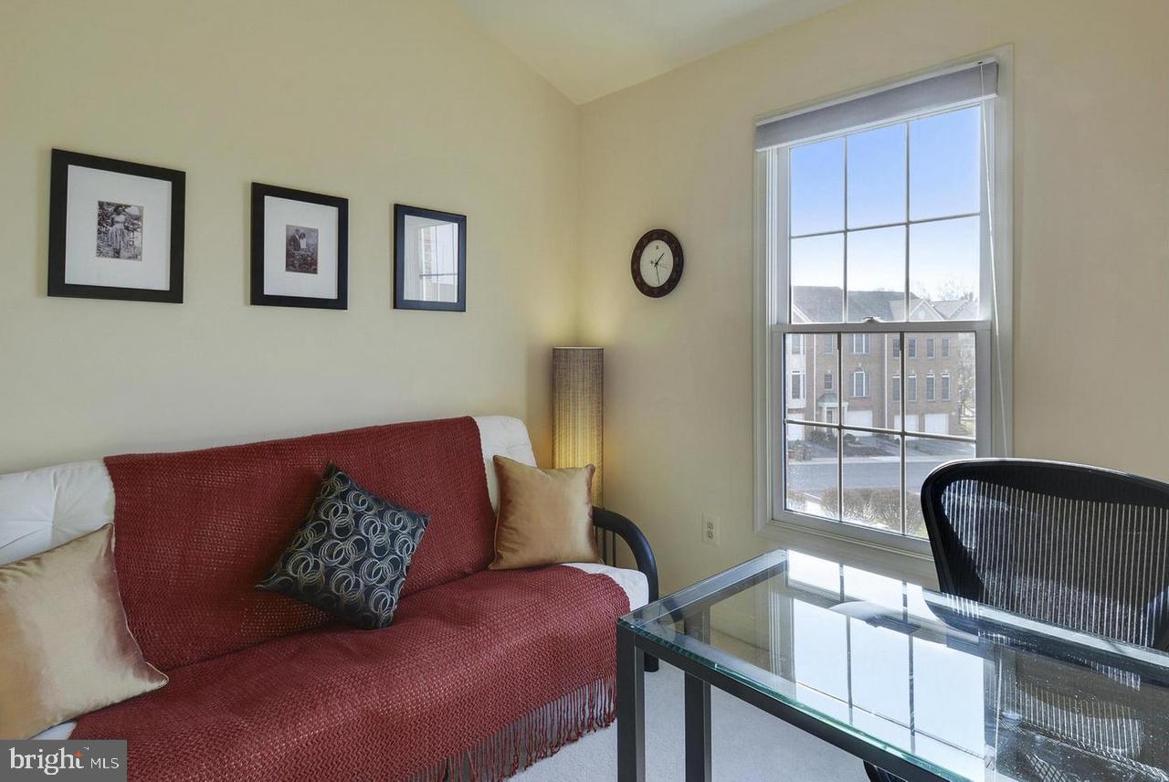 ROSE HILL FALLS - Residential Lease