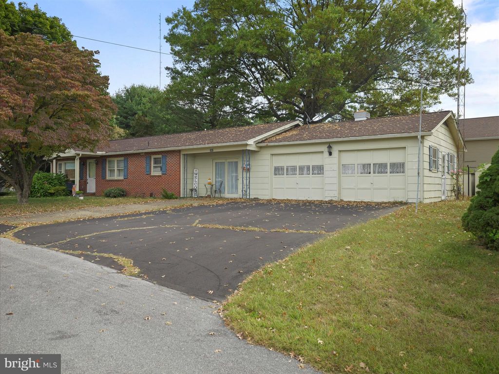 Photo of 292 Cherry Lane Dr, CHAMBERSBURG, PA 17202 (MLS # PAFL2029890)