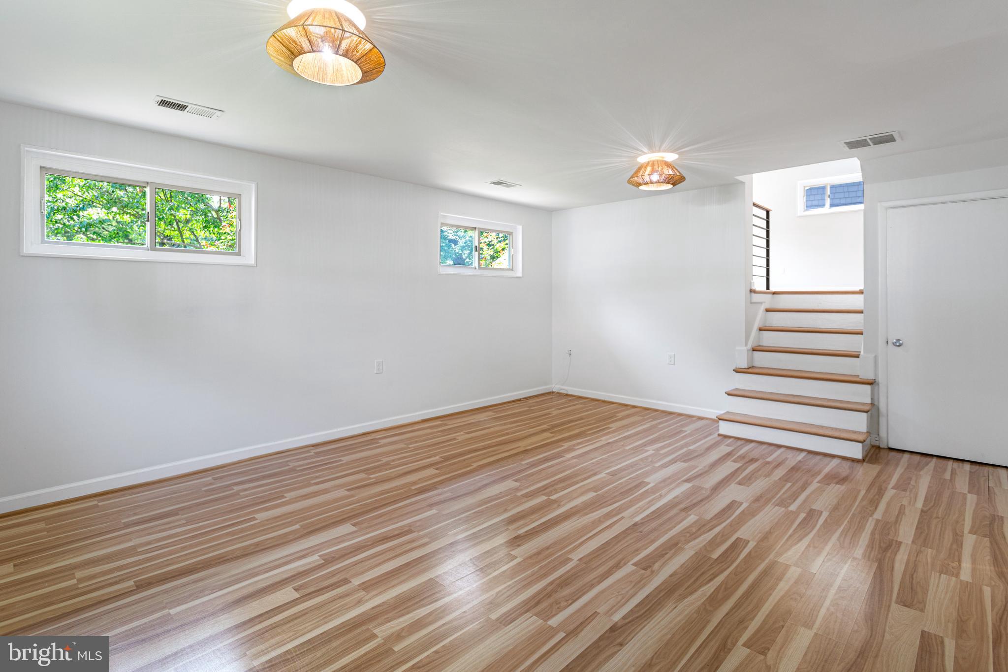 NEWPORT HILLS - Residential