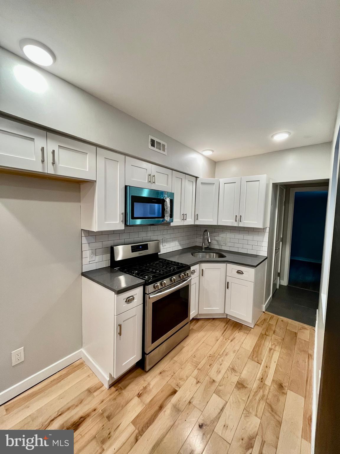 EAST KENSINGTON - Residential