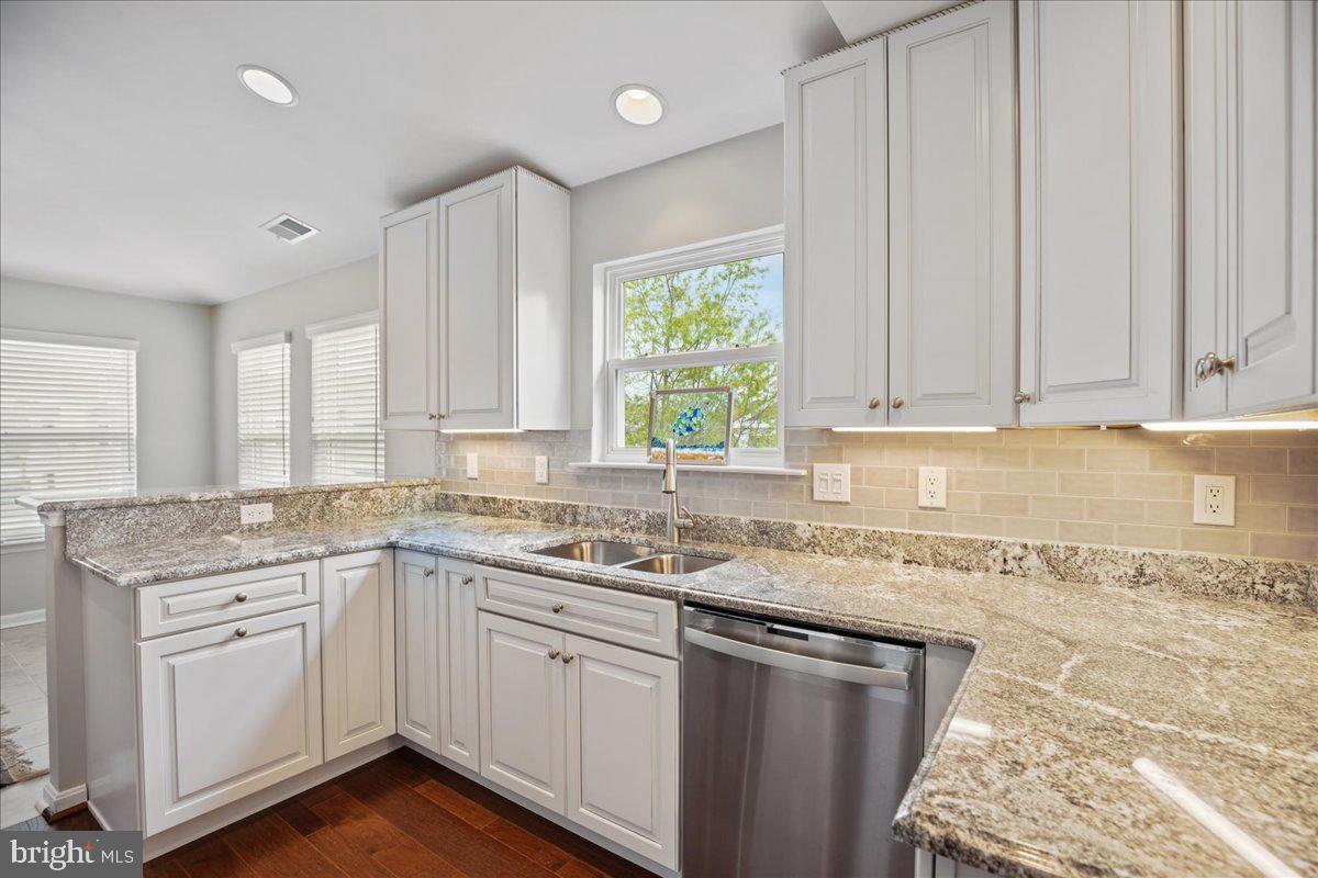 OYSTER BAY CONDOMINIUMS - Residential